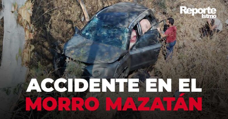 camioneta accidentada con personas al rededor