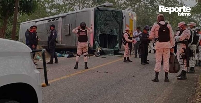 guardia nacional auxiliando a un autobus volteado